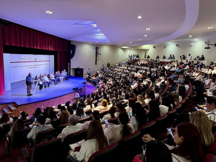 Maestros y maestras reciben diplomas tras concluir diplomados organizados por CONFÍE.