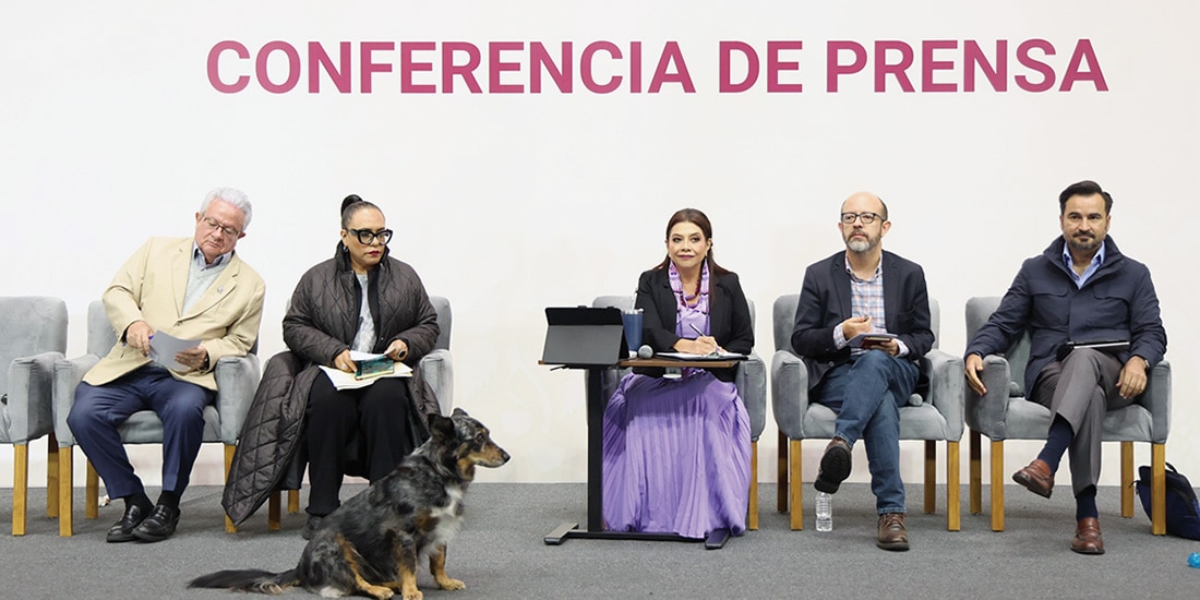 Clara Brugada (centro) durante la presentación de su iniciativa, ayer