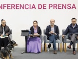 Clara Brugada (centro) durante la presentación de su iniciativa, ayer