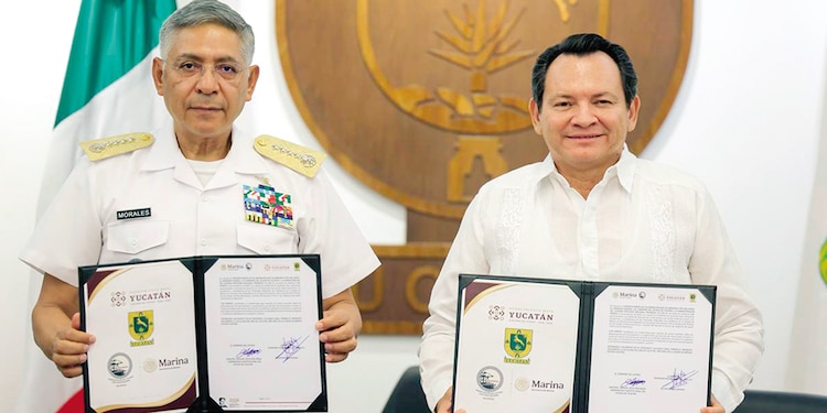 El secretario Raymundo Morales Ángeles y el mandatario estatal, ayer.