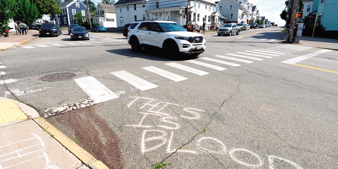 HAY SANGRE en el pavimento del lugar del tiroteo por el ICE en Biddeford, ayer.