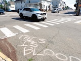 HAY SANGRE en el pavimento del lugar del tiroteo por el ICE en Biddeford, ayer.