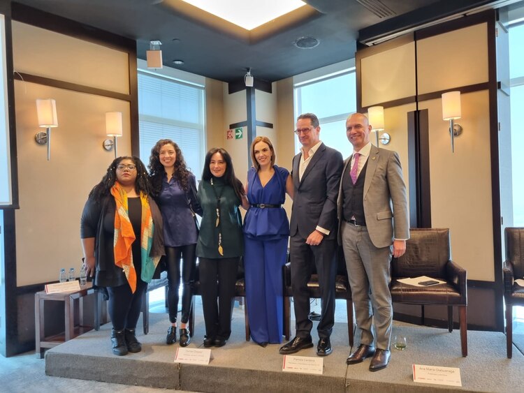 Presentadores de la campaña "#YaNoMás #Háblalo".