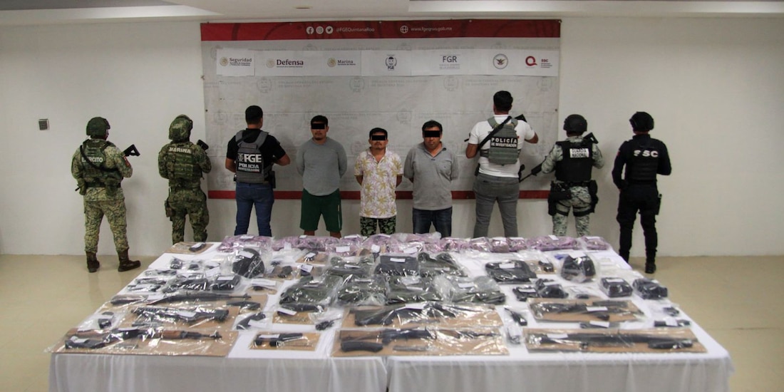 En un operativo conjunto, autoridades de los tres niveles de gobierno detuvieron a José Benjamín “N”, alias “El Cuervo”, considerado objetivo prioritario del Atlas Delictivo estatal. Junto a otros dos integrantes de su grupo, fue capturado con un arsenal de armas, droga, chalecos tácticos y una granada de mortero.