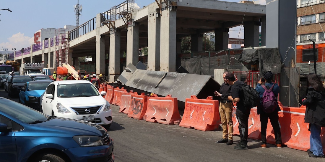 Una estructura metálica cayó sobre la calzada San Antonio Abad y afectó a una conductora.