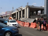 Una estructura metálica cayó sobre la calzada San Antonio Abad y afectó a una conductora.