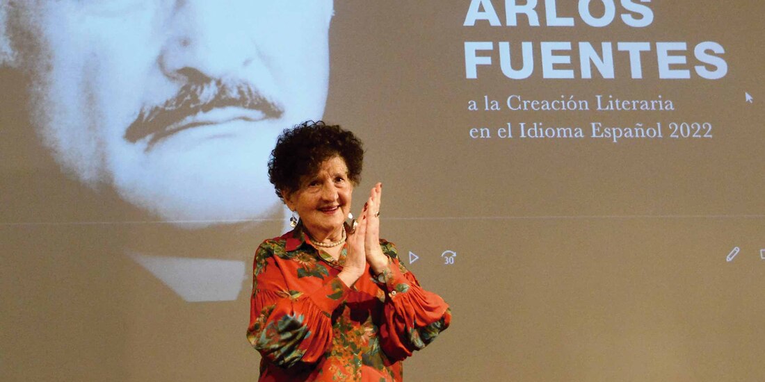 Margo Glantz recibe el Premio Carlos Fuentes en Bellas Artes.