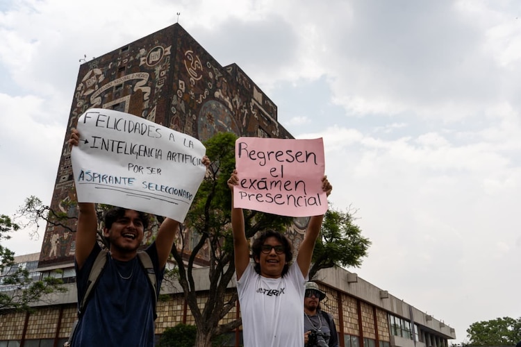 Marcha de estudiantes y aspirantes afectados por el proceso de selección para el ingreso a la UNAM, el 27 de julio de 2026.