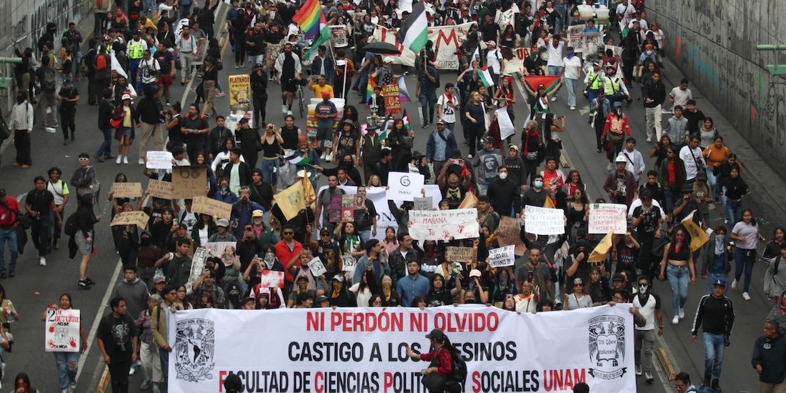 Fotografía de archivo de una marcha por el aniversario del 2 de octubre, en CDMX.