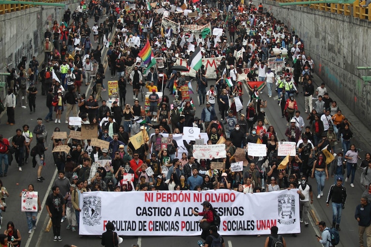 Fotografía de archivo de una marcha por el aniversario del 2 de octubre, en CDMX.
