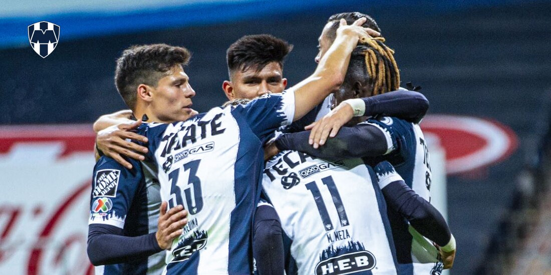 Jugadores de Monterrey celebran su anotación del duelo ante Pumas