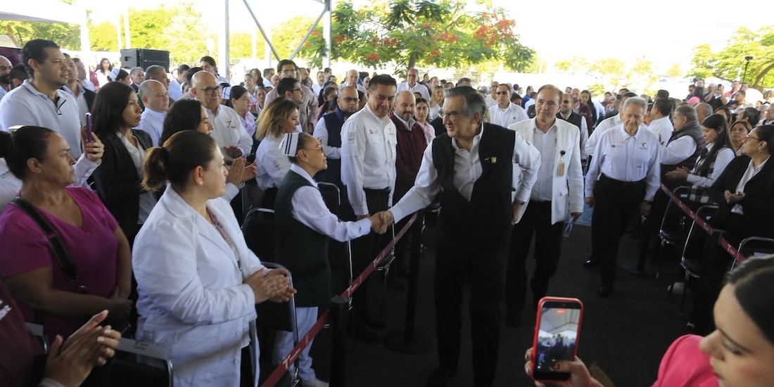 El gobernador de Tamaulipas, Américo Villarreal Anaya, saluda a personal de salud.