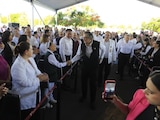 El gobernador de Tamaulipas, Américo Villarreal Anaya, saluda a personal de salud.