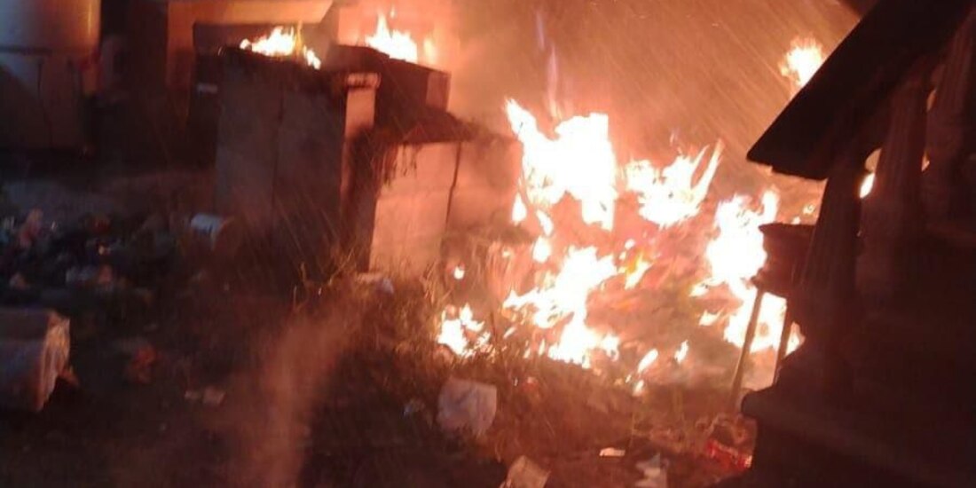 Bomberos llegan para controlar la situación después de que los niños son rescatados.