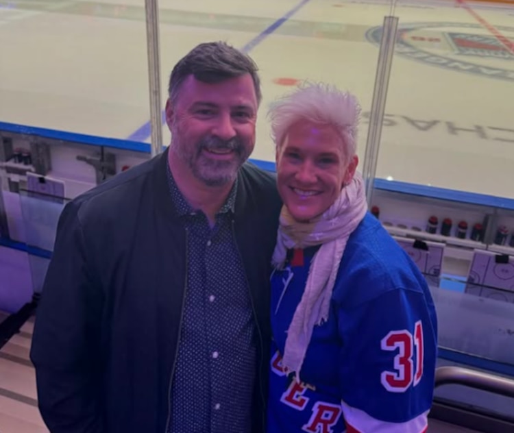 Anne Burrell y su esposo, en mayo de 2024.