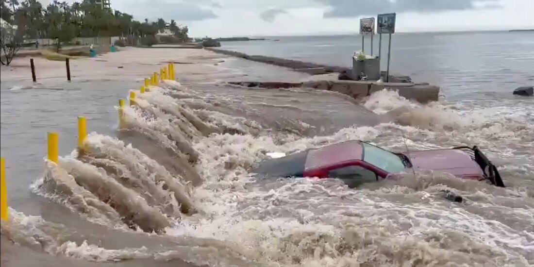 Una camioneta quedó atrapada en la corriente tras el paso de la tormenta Lidia, ayer, en La Paz, Baja California.