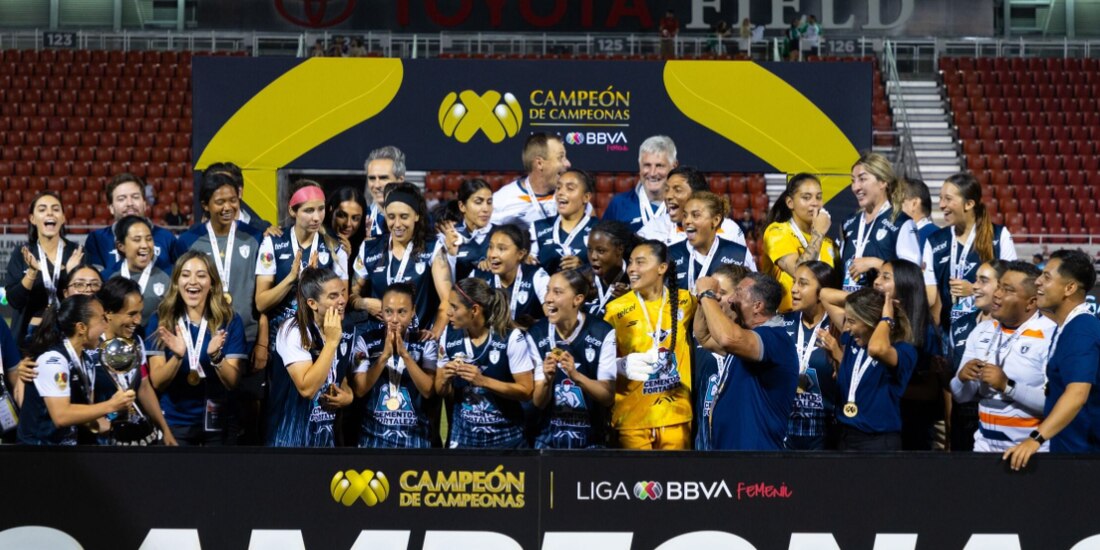 Jugadoras del Pachuca festejan con el trofeo, anoche, en San Antonio.