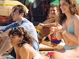 Los actores Lux Pascal, Dan Beirne, Aline Küppenheim y David Gaete en una escena de la película Guerra de verano.