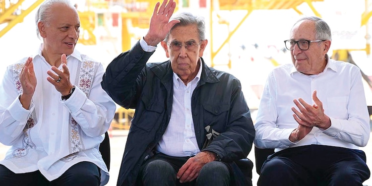 Cuauhtémoc Cárdenas (c.), durante un evento en Veracruz, el pasado 28 de marzo.