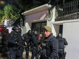 Elementos de la Policía Nacional, anoche al saltar la reja de la embajada mexicana en Quito.