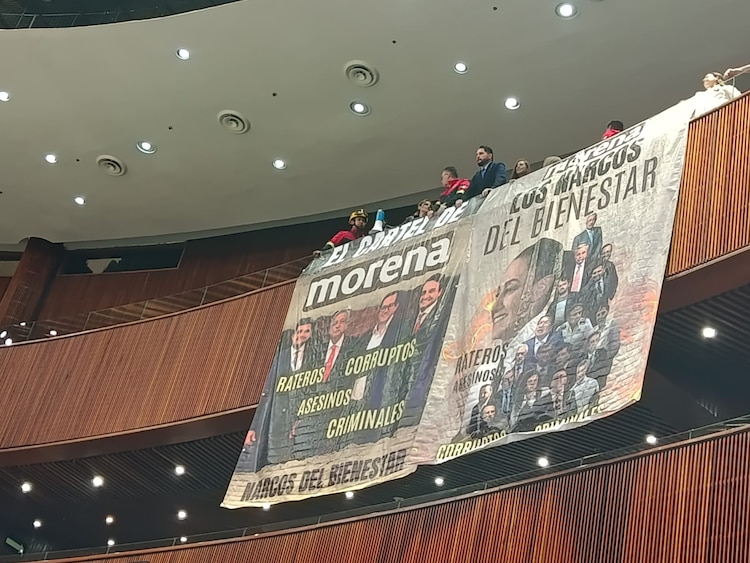Oposición desplegó lonas en el pleno