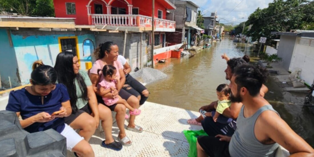 Brigadas de Conagua apoyan en la evacuación de ciudadanos de Tampico, ayer.