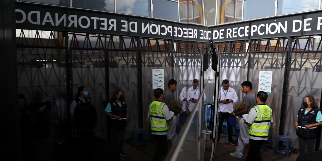 UN MEXICANO repatriado al país centroamericano camina hacia un autobús con destino a Ciudad Hidalgo, el pasado 21 de agosto.