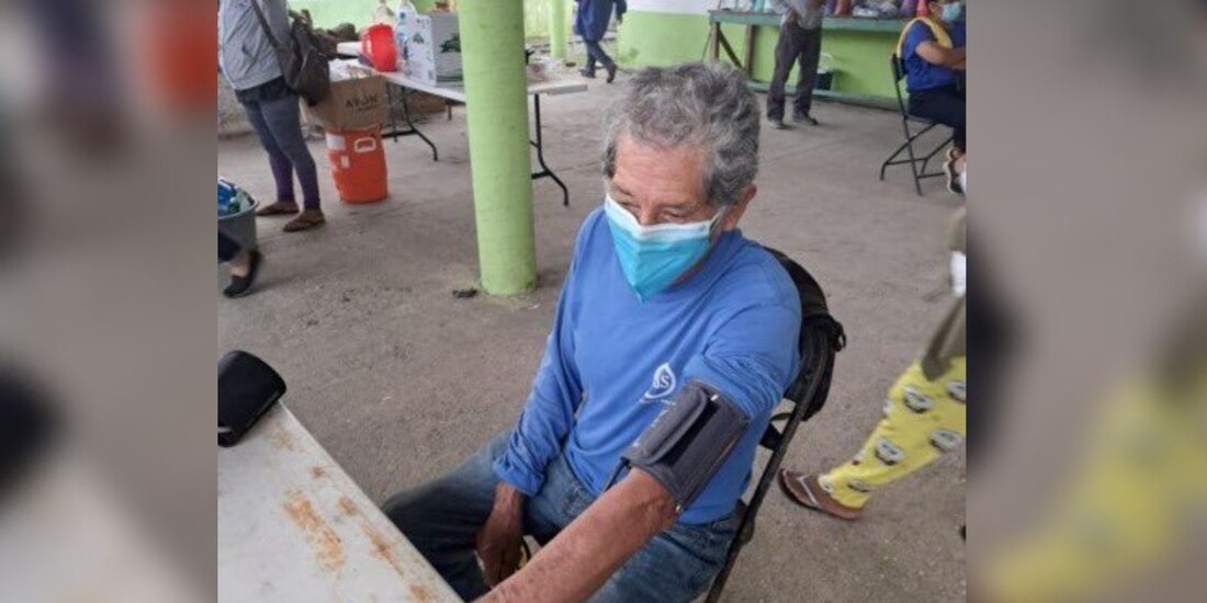 Una persona de la tercera edad recibe atención médica luego de ser evacuada por la fuga de amoniaco registrada en el Itsmo de Tehuantepec