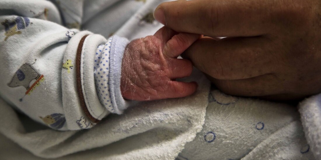 En la imagen, la mano de un recién nacido