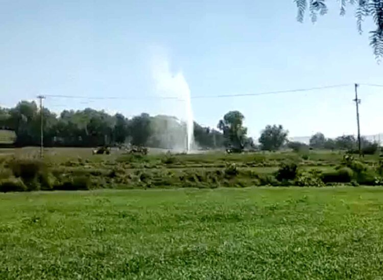 Desde otra zona así se observa la fuga detectada esta tarde.