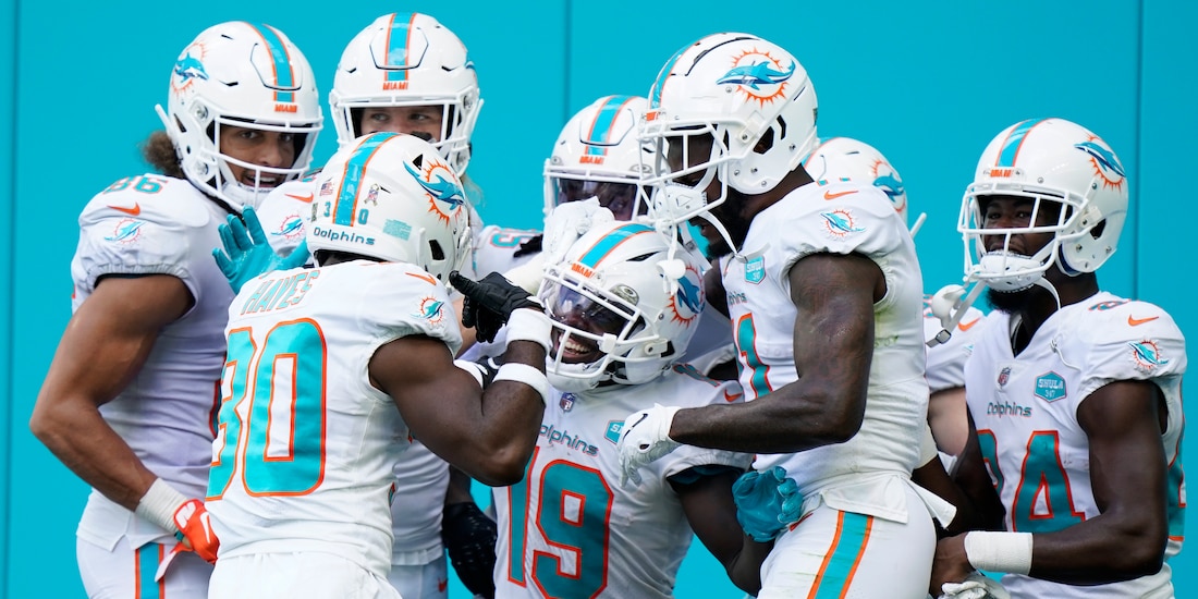 Integrantes de los Dolphins festejan un touchdown contra Rams en la Semana 8 de la NFL.