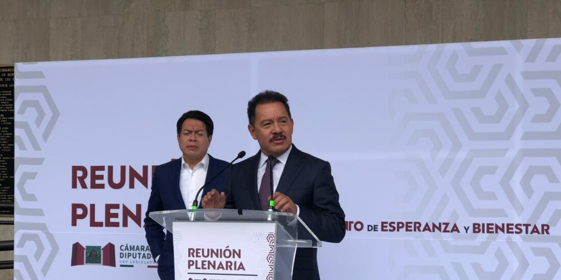El coordinador de los diputados de Morena, Ignacio Mier Velasco, durante el receso de la reunión plenaria en la Cámara baja.