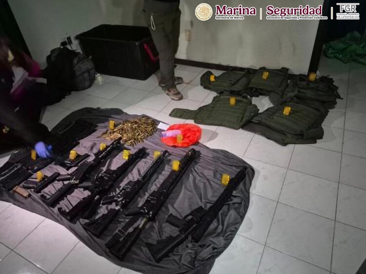 A los detenidos les fueron decomisadas varias armas, cargamento y otros objetos.