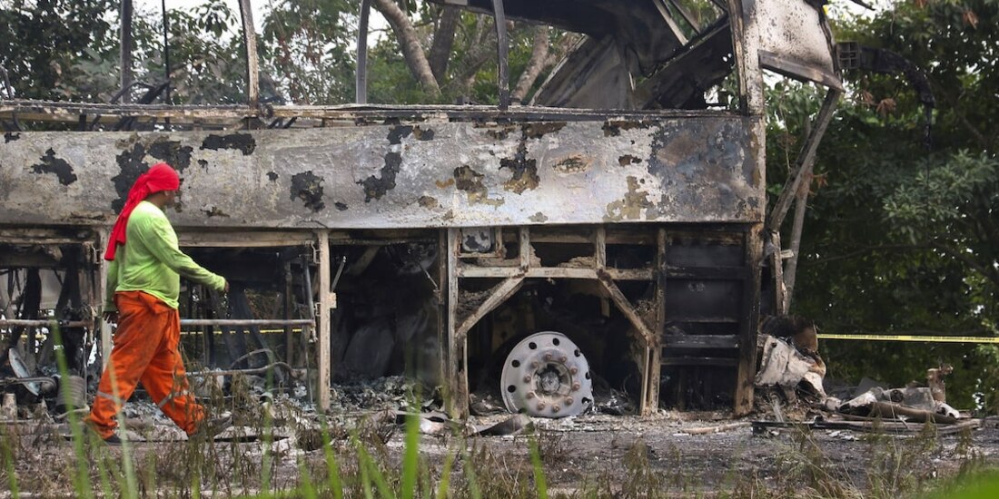 Autobús quedó completamente calcinado tras accidente en tramo carretero Villahermosa-Escárcega.