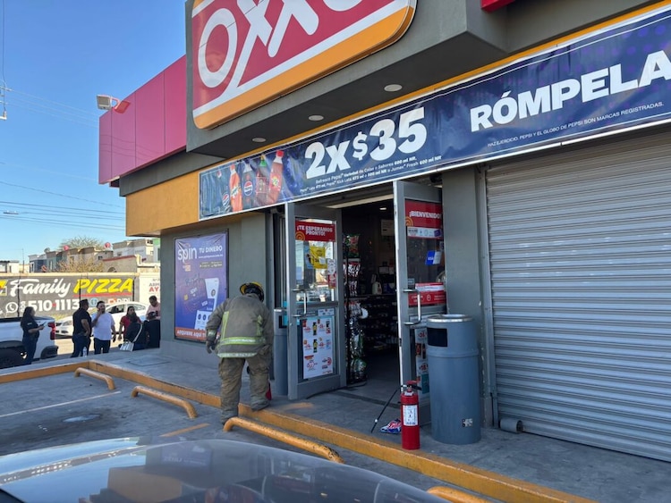 Aspecto de elementos de seguridad trabajando en una tienda de conveniencia afectada por ataques atribuidos al CJNG en Mexicali.