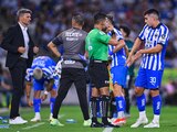 El árbitro Adonai Escobedo muestra la tarjeta roja a Jorge Rodríguez en el duelo de la Fecha 13 de la Liga MX entre Monterrey y Chivas.