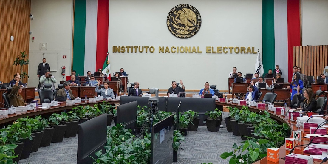 Votación durante sesión del INE, el 18 de agosto de 2026.