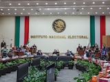 Votación durante sesión del INE, el 18 de agosto de 2026.