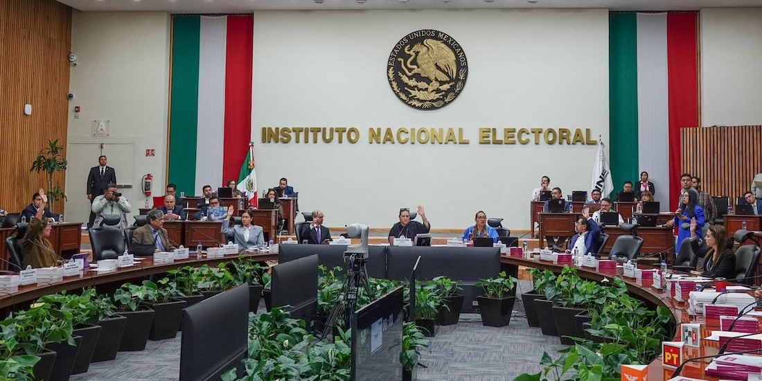 Votación durante sesión del INE, el 18 de agosto de 2026.
