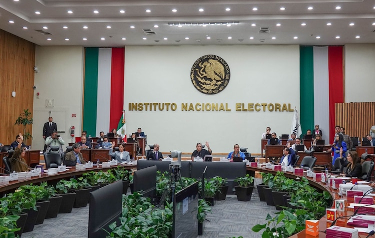 Votación durante sesión del INE, el 18 de agosto de 2026.