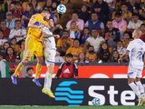 André-Pierre Gignac de Tigres y Ventura Alvarado de Juárez durante el partido correspondiente a la Jornada 7 del Torneo Clausura 2023 de la Liga MX, en el Estadio Universitario, el 14 de Febrero de 2023.