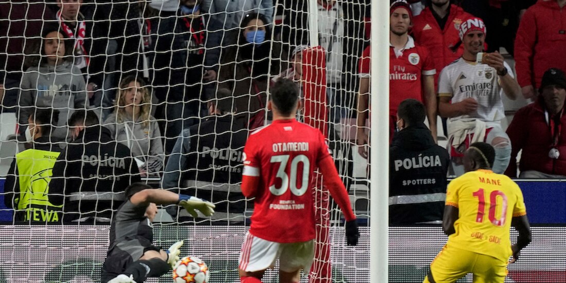 Mané (10) marca su gol, ayer, ante el Benfica en la Champions League.