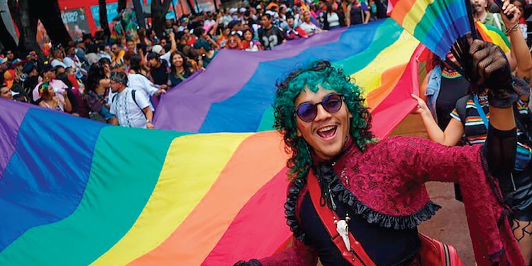 PERSONAS SOSTIENEN la bandera multicolor, en Reforma, en 2025.
