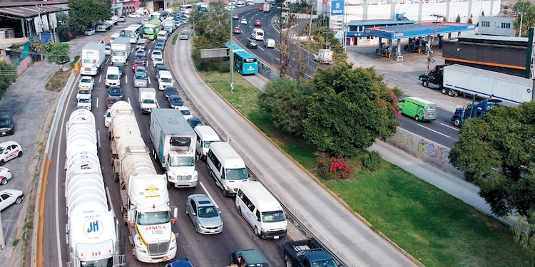 Una caravana de transportistas bloqueó ayer la autopista México-Pachuca.