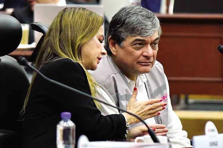 Los consejeros Carla Humphrey y Uuc-kib Espadas, en sesión del 1 de abril de 2025