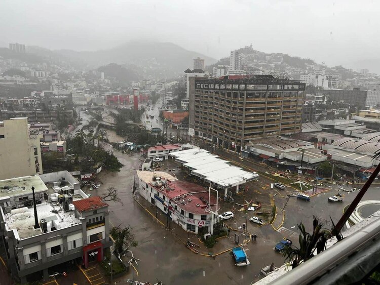 Calles y edificios de la zona de Acapulco lucen destruidos.