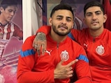 Alexis Vega y Víctor Guzmán en el vestidor de Chivas
