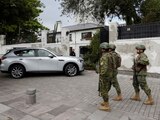 Soldados ecuatorianos frente a la Embajada de México en Quito.