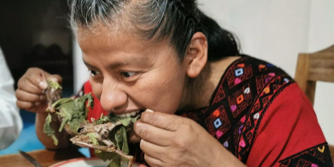 Irma Juan Carlos, diputada federal por Morena del estado de Oaxaca, comiendo rata de monte, el pasado sábado.