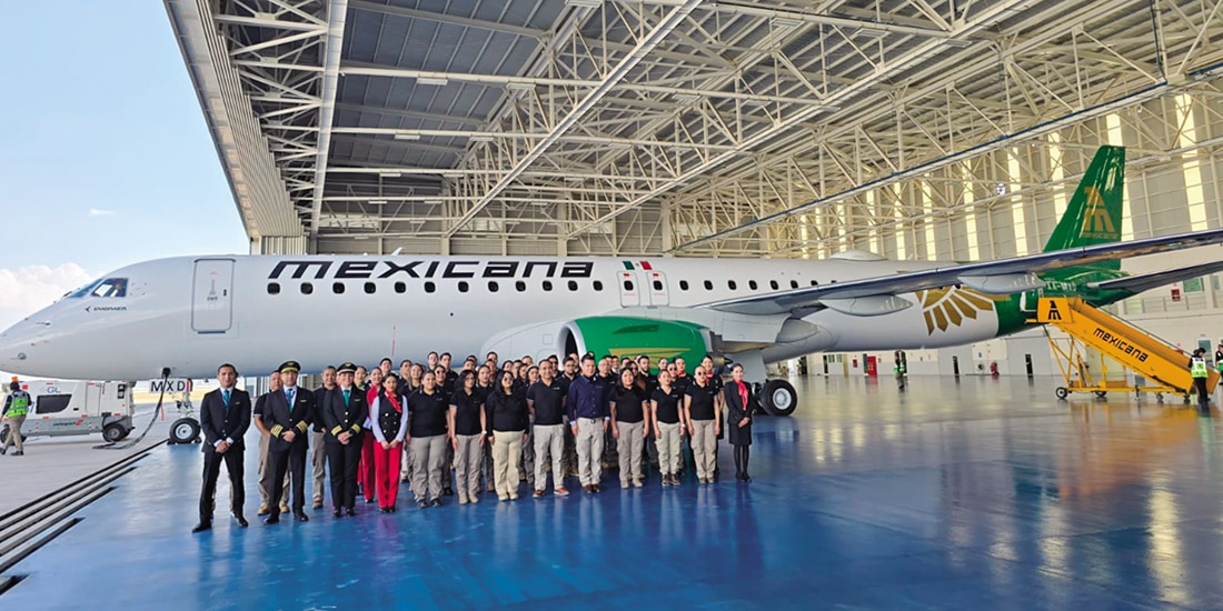 Personal de la aerolínea muestra el avión recibido ayer, en instalaciones del AIFA.